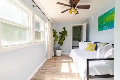 Image de Kid-friendly 3/2 Home, 3 Mins to Downtown + Deck