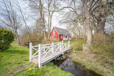 Image de Idyllic semi-detached house with terrace and huge garden, close to the beach