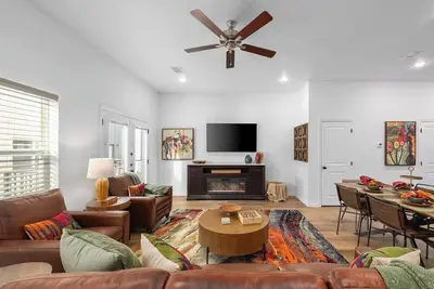 Image de Free Garage Parking | Pet Friendly | Walk to At&T