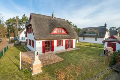 Image de Spacious thatched-roof house with terrace and large garden, 800 m to the beach