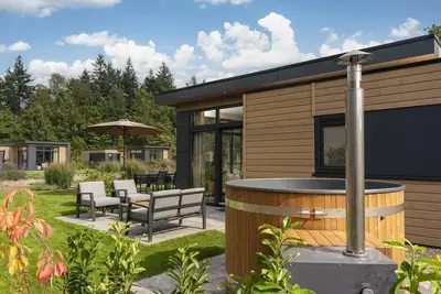Image de Luxury Cannenburch Deluxe with Hot Tub. Enjoy a hot tub, cozy outdoor space, and fully equipped kitchen.