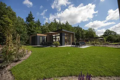 Image de Essenburgh: Spacious and stylish home for 6 people with three bedrooms, a modern kitchen, a cozy outdoor space, and a private hot tub for ultimate relaxation. Enjoy luxury and nature in the Veluwe.