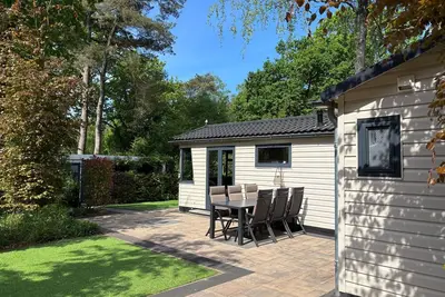 Image de Veluwe Chalet featuring a charming veranda with a fire table.