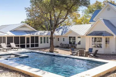 Image de Serene Getaway on 10 Acres + Hot Tub + Pool | Sleeps 12 | Ash Farm