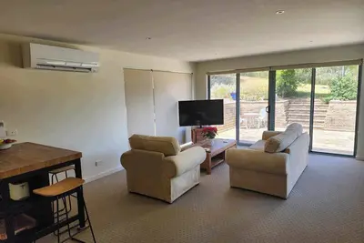 Image de Cosy singles or couples retreat where you can enjoy bay and mountain views