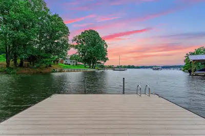 Image de Lion Maonr by SoCharm |  Luxe Retreat with 300ft of Waterfront Views & Pickleball Court