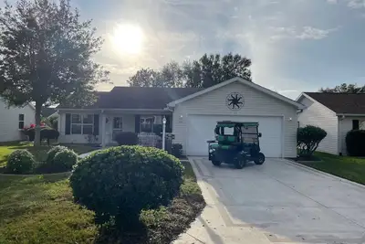 Image de Cozy home w/golf cart, lanai, smart TVs, & prime location near town squares!