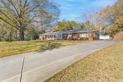 Image de Large house in a quiet neighborhood (30 day min. )