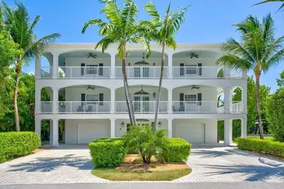 Image de Oceanside Manor-Private Pool 30' Dock 360 view
