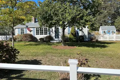 Image de Adorable 3 bedroom beach house, only. 4 miles to the beach.