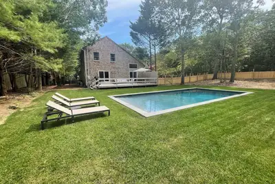 Image de East Hampton Charming Beach House - Minutes to Town + Beaches