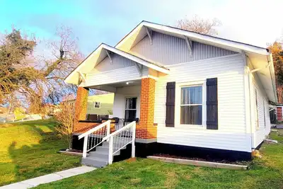 Image de Charming Bungalow on a Budget - Dog & Family Friendly, Outdoor Area, Laundry