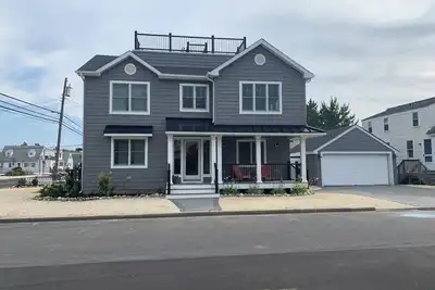 Image de Ocean Block Spacious 5-bedroom house with central Ac, Six Houses to Beach!