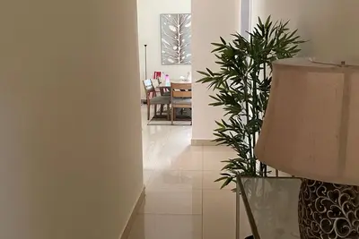 Image de Cozy Family Room in Abu Dhabi with Bed Space and living Room Space