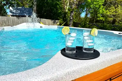 Luxurious 4 Bd\/2 Ba Main house with Spa-pool and Separate 1 Bd\/1 Ba Apartment