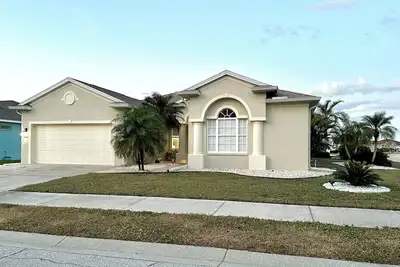Image de Charming Lakeview Home, Heated Saltwater Pool, WiFi, Ac, All Brand New Furniture