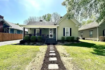 Image de Charming 3-bedroom bungalow in historic downtown district