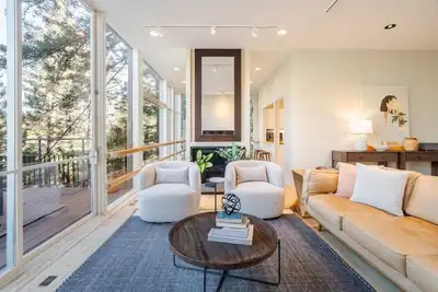 Image de Modern Glass Treehouse Refuge in Redwoods