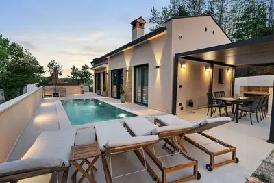 Image de Nouvelle Villa Harmonia avec piscine chauffée, jacuzzi intérieur, en pleine nature