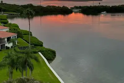 Image de Waterfront 2-Bed / 2-Bath Condo in St Pete Beach, Fl -- Close to Beaches