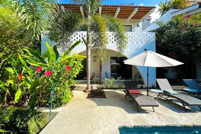 Image de King Bed, A/C, Fast WiFi, Saltwater Pool, 12 minute walk to beach - \"Gaia”