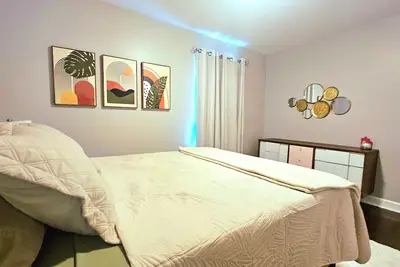 Image de Spacious 4-bedroom 2-bathroom house in charming Crown Point