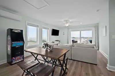 Image de Seabatical -- Pool next door -- Ocean Views -- 0. 1 mile walk to beach