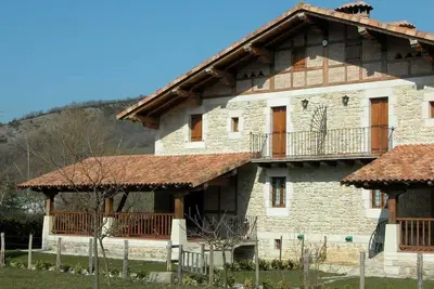 Image de Maison de campagne \"Sagastietxea\" avec vue sur la montagne, terrasse privée et jardin privé