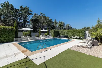 Image de Maison de campagne \"Avalon 102\" avec vue sur les montagnes, piscine privée et Wi-Fi