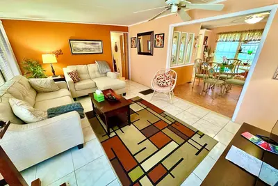 Image de Enjoy this 2 bedroom 2 full bath tropical treasure!