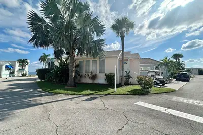 Image de Adorable 2 bed 1 full bath beach bungalow is sure to please!