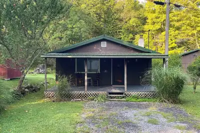 Image de Rustic and cozy, pet-friendly, cabin with WiFi in scenic Dryfork