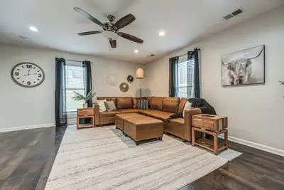 Image de 1914 Farmhouse 2-bedroom with WiFi, Ac on 20 wooded acres in serene Smithville