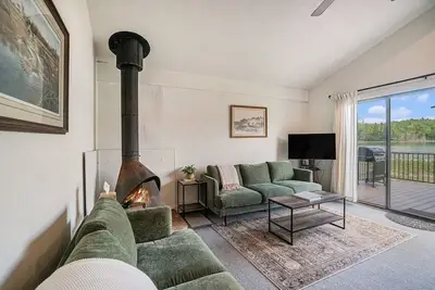 Image de Cozy and Recently Updated Lakefront Home in Serene Gaylord