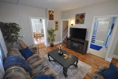 Image de Comfy Rustic Retreat 2 blocks from Mayo Hospital and Bethany College.