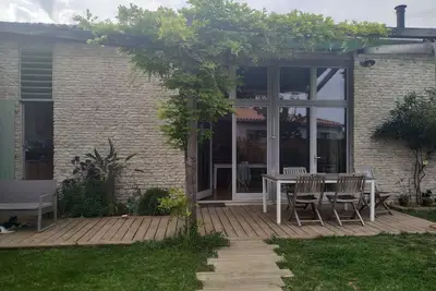 Image de Maison de caractère plein sud, jardin et piscine, proche plage et centre-village