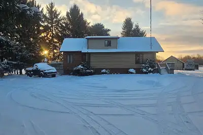 Image de Charming 2-bedroom cabin with WiFi, Hot Tub, large decks in amazing Canandaigua