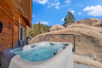 Image de Hibernation Station | Rustic Cabin + Hot Tub