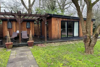 Image de Retreat to a tranquil 30sqm Cedar wood cabin on a 3 acre country estate.