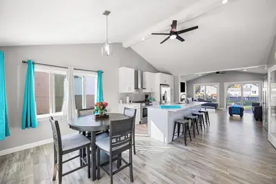 Image de Charming 3-bedroom house on the Canal! Fireplace! Firepit! Pets Welcome!