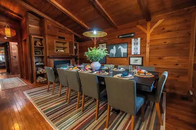 Image de Game room, hot tub, sauna, fire pit, Large Cabin!