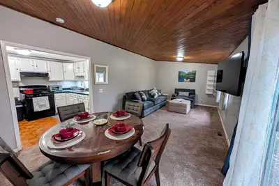 Image de Charming 3-bedroom house with garage in family neighborhood.