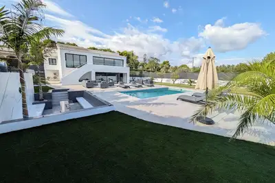 Image de Luxurious 6-bed Villa With Wi Fi & Ac. No Car Needed 5 Mins Walk To The Beach