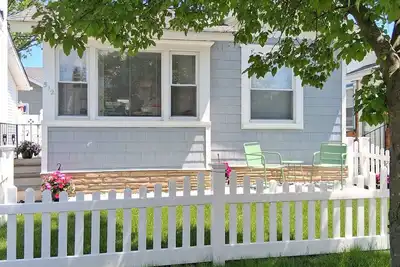 Image de Three Blocks Bungalow, Charming bungalow 3 blocks from beach