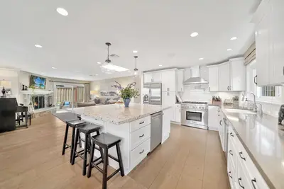 Image de Coastal Luxury: 4bd/4bth, Hot Tub, Pool Table, Yard, Walk to Beach