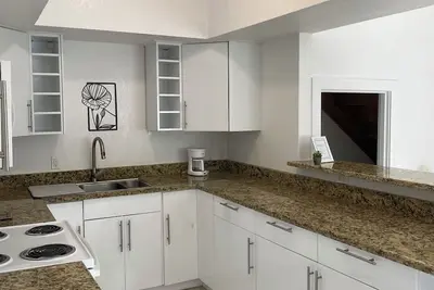 Image de Spacious 2-bedroom apartment in Bodden Town with WiFi and Ac