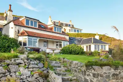 Image de This charming holiday home in Collieston features a hot tub along with harbour and beach views.