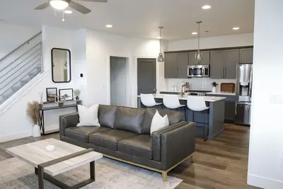 Image de Prime Central Downtown Meridian, Spacious 4-Bedroom House with attached garage