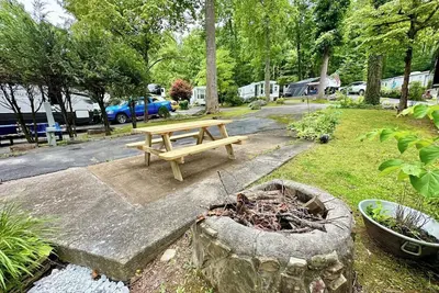 Image de Crofty Bear - Rv Campsite in Gatlinburg - Free WiFi & Full Hookups in Rv Resort