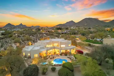 Image de New Spacious 6-bedroom 5. 5 Bath house in Scottsdale!